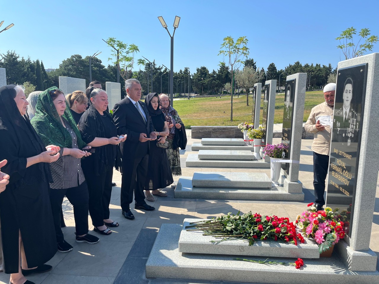 Abdin Fərzəliyev şəhidləri və onların ailə üzvlərini ziyarət edib - FOTOLAR